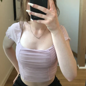 Ljuslila/rosa topp - Säljer den här gulliga ljuslila/rosa toppen från h&m. Bra skick. Använder den inte så därför säljer jag den.