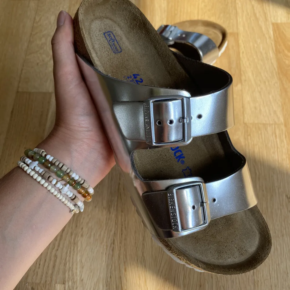 Helt nya birkenstocks i silver, storlek 42. Säljer pga fel storlek.  Pris kan diskuteras. . Skor.