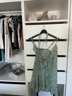 Grön sommarklänning - En grön omlott klänning ifrån SHEIN, endast provad, storlek xs men skulle säga den passar s då den går att reglera
