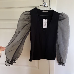 Topp - Oanvänd topp från Stradivarius. Nypris 16 € (185 kr). Pris kan diskuteras 