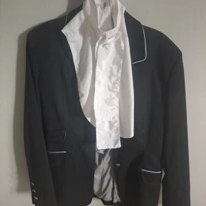 Tävlingskavaj - Hade den när jag tävlade i hästhoppning. Men använd fåtal gånger. 