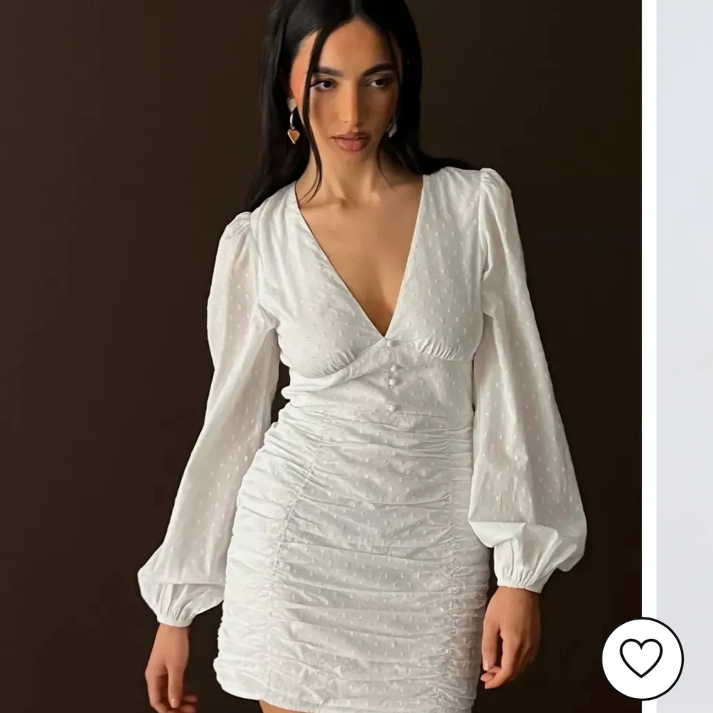 Helt oanvänd Nelly klänning som är slutsåld på hemsidan i storlek 38! säljer då den var lite stor för mig! Nypris är 599 och priset går att diskutera. . Klänningar.