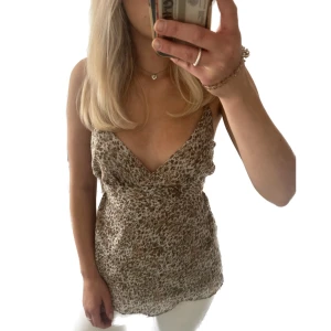 Sommartopp  - Så fint, somrigt linne i mesh-liknande material som knyts i ryggen. Tyvärr finns inte lappen kvar så jag är osäker på storlek och märke, men skulle gissa på S-M. 