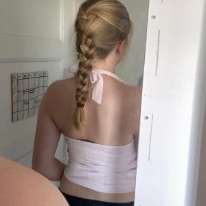 Topp - Superfin topp med öppen rygg, banden knyter man bakom nacken. 