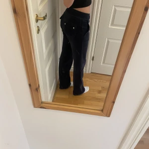 juicy couture byxor  - Ett par mörkblåa juicy couture byxor som har används men är i bra skick förutom en liten fläck (se sista bilden). Priset går att diskutera! 