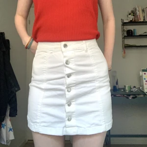 Vit jeanskjol! - Vit jeanskjol! Knappt använd 🙂🥰