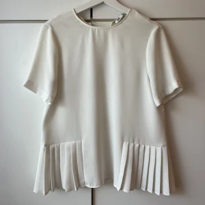 Blus - Zara blus, storlek M! Finns e fläck på mitten men är inte jättesynlig! 50kr köparen står för frakt!