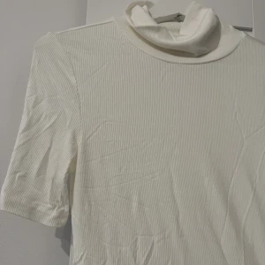 Polo T-shirt  - Oanvänd polo T-shirt, storlek S från bikbok. 