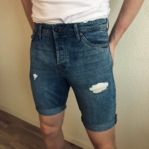 Jeansshorts från Jack & Jones - Säljer åt min kille! Fint skick! Köpare står för frakt😊