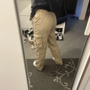 Cargo pants  - Har köpt dessa byxor i H&M.  Tunna och luftiga som gör just dessa byxor perfekt till sommaren. Hör av er om ni har frågor ✨