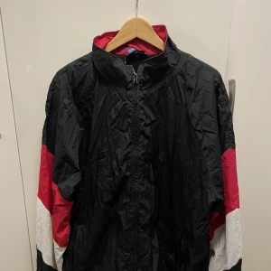 Vindjacka  - Vindjacka ifrån HM, i okej skick! 
