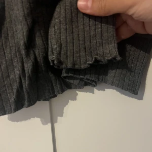 Polotröja  - Ribad polotröja från ZARA som är oanvänd. Storlek M, 