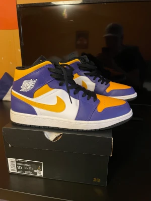 Air Jordan mid 1 - Air Jordan lakers Använda typ två gånger riktigt feta köpte dom för någon månad sen gillade inte dom så vill mest bli av med dom själv klart är dom äkta 