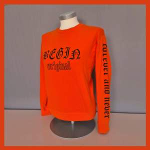 Orange tröja med tryck över bröstet och ärmarna. Den är köpt från H&M men endast använd vid ett fåtal tillfällen. Gott skick och i storlek XS 🧡
