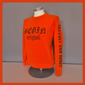 Orange tröja med tryck - Orange tröja med tryck över bröstet och ärmarna. Den är köpt från H&M men endast använd vid ett fåtal tillfällen. Gott skick och i storlek XS 🧡