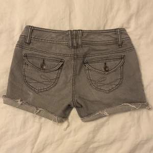 gråa jeansshorts från edc by esprit, midjemått 36, längd 27 ouppvikta