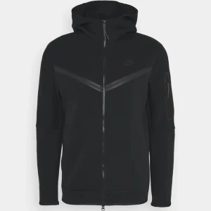 INTRESSE KOLL!  - Nike Tech Fleece Herr - Svart Använd ett par gånger men är helt fresh inga konstigheter. Köpt från Zalando så den är helt äkta :) 