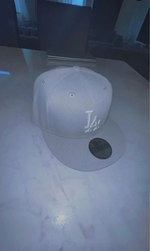 New era keps  - Hej köpte den på hatstore av fel storlek och orkar inte skicka tillbaka den är storlek 56-58 cm 