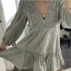 Klänning - Fin grön klänning från zara, passar mig som har s! Går inte att få tag på längre