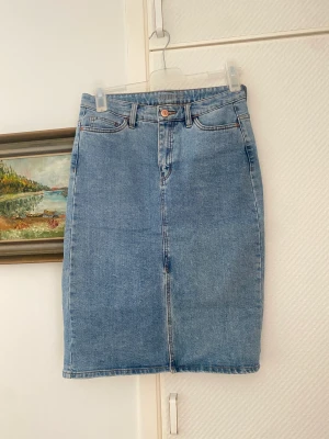 Jeans kjol  - Jeans kjol  Högmidjad Storlek 36 passar även en 38