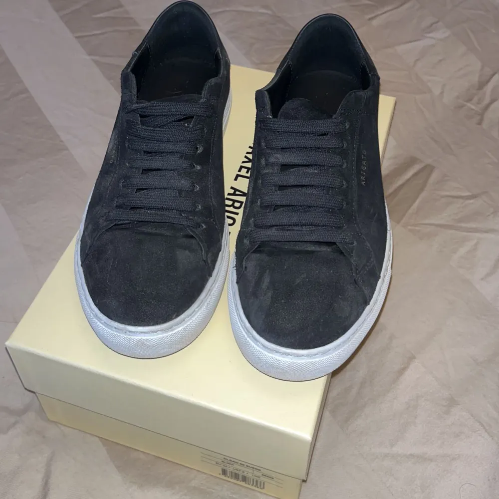 Black suede 90 clean.  Box och kvitto kvar. Köpta i mars 2023. Knappt använda. . Skor.