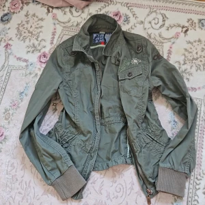 Grön jacka/överkast - INTRESSEKOLL - Jätte söt grön jacka som påminner mig om hawaii 💓barnstorlek L, vilket passar som XS på mig