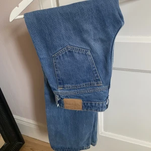 Arrow Low straight jeans från weekday - Dessa jeans är i super bra skick, jag säljer dom för jag har vuxit ur dem💘