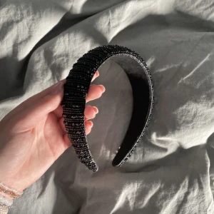 svart diadem - svart jättefint diadem som tyvärr inte kommer till användning 🫶🏼oanvänt 