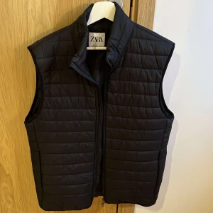 Väst från Zara - Svart väst från Zara i storlek M, använd cirka två gånger. ( från man avdelningen)