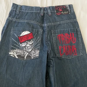 Jeans med tryck  - Skitsnygga baggy jeans. Bra skick men slitna längst ner, bild 3. Storlek w30/l30. Midja 76cm. Innerben: 73cm. 