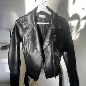 Skinnjacka  - Lägger ut min super snygga och trendiga skinnjacka från Nelly då jag vill se hur mycket jag kan få för den. Kommer tyvärr inte till användning. Ser ut som ny💕 SÄLJER FÖR 300kr