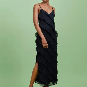 Svart långklänning - Superfin helt ny och oanvänd klänning med volanger som passar perfekt som balklänning🤍 Helt slutsåld på hemsidan