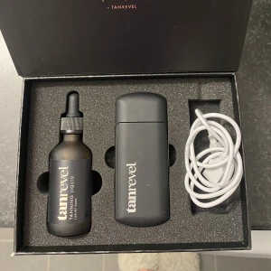 TANREVEL ONE - Tanrevel one kit. Funkar perfekt. Laddare, maskin och lite tanning liquid. Kan dock vara bra att beställa ny tanning liquid då det var längesedan den öppnades. Maskinen är rengjord. Köpare står för frakt. Nypris 799kr💘