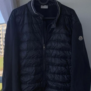 Moncler cardigan  - Säljer nu denna skick 7/10. Digitalt kvitto finns! 