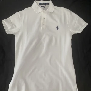 Polo Ralph Lauren - Helt ny polo T-shirt, Säljer för att den är för liten på mig. Helt ny med prislapp och aldrig använd. Nypris 1295kr. Köpt från Zalando