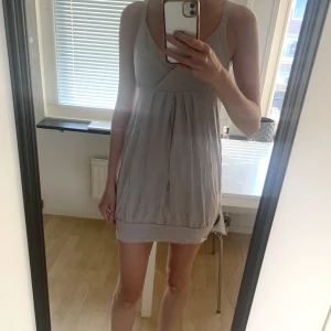 Beige Sommarklänning  - Säljer denna sköna och snygga klänning. Perfekt sommarklänning från Ellos i storlek 38/40. På bilden är den inte strykt.