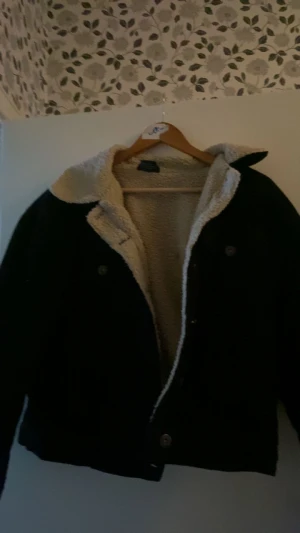 Vår jacka  - En jätte fin jacka som tyvär inhe passar mig längre så det inte är min stil , pris kan diskuteras 