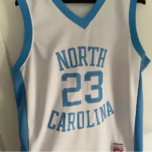 Michael Jordan UNC North Carolina Jersey. No.23 Bud i dm eller kommentar
