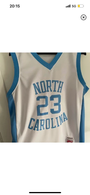 JORDAN UNC NO.23 - Michael Jordan UNC North Carolina Jersey. No.23 Bud i dm eller kommentar