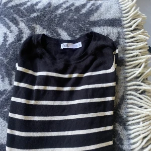 Tröja  - Säljer ett så snyggt🤩🤩🤩, ganska basic linne från zara, då jag tyvärr inte får användning av det längre. Köparen står för frakten⚡️