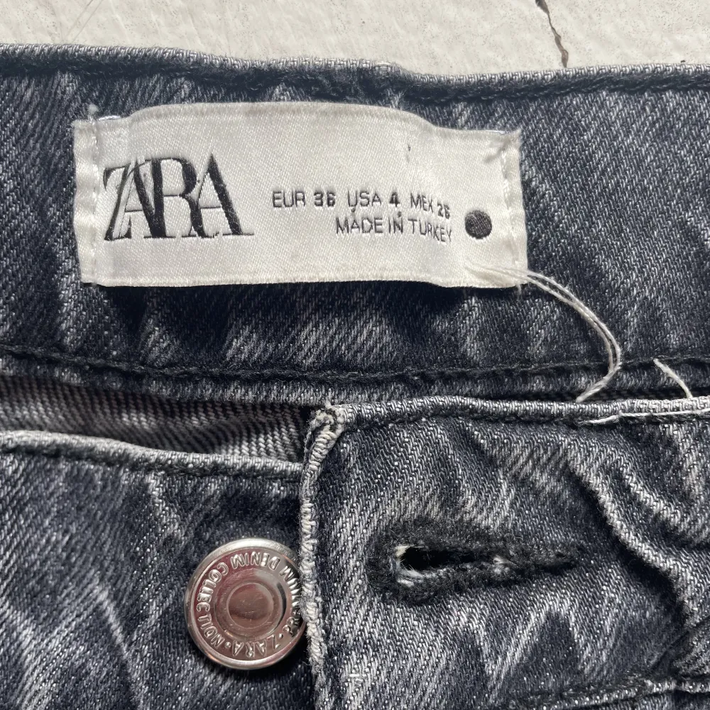 Skitsnygga raka jeans från Zara. Fraktkostnad kan tillkomma. . Jeans & Byxor.