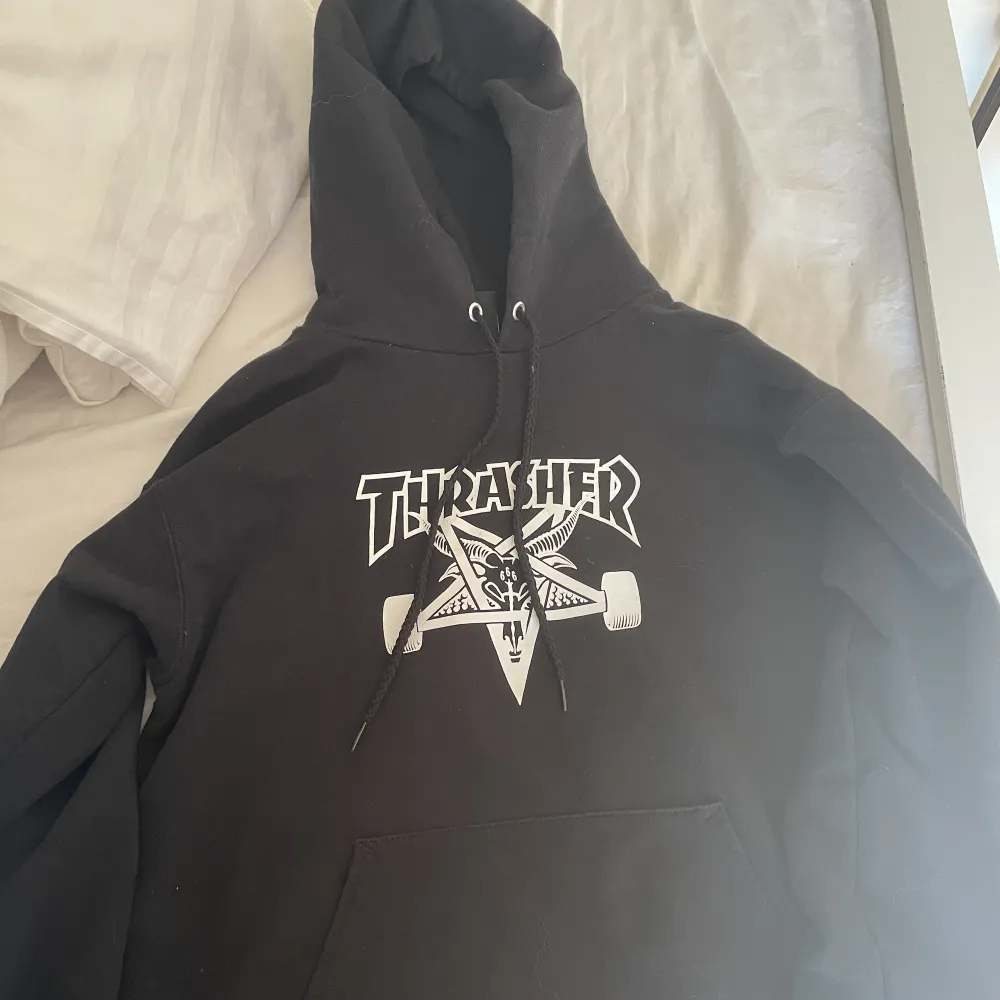 Thrasher hoodie med get tryck på och i väldigt bra skick, sparsamt använd💓unisex så passar både dam och herr, storlek S så sitter lite oversized på mig. Hoodies.
