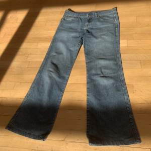 Lågmidjade jeans från Esprit💕 De har ett snöre i sig eftersom de är för stora för mig (bild 3) men när man har på sig byxorna syns varken snörena eller hålen❤️❤️ 