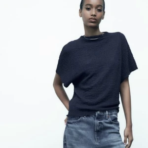 Zara t-shirt  - T-shirt med struktur. Har aldrig används, är i storlek S men skulle säga att den passar M med! Köpt för 199kr