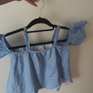 Stockholm stil tröja  - Bra skick från Zara används ett par gånger  Perfekt till härliga sommardagar med tex en kjol  Storlek : xxs 