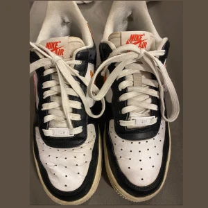 Nike air force 1 - Nike airforce 1 i storlek 39 som inte längre kommer till användning, Finn märken på användning så som crease och hål vid hälen. Hålen bak vid hälen är inget man känner av eller tänker på när man har på sig skorna. Nypris för skorna ligger runt 1300kr  