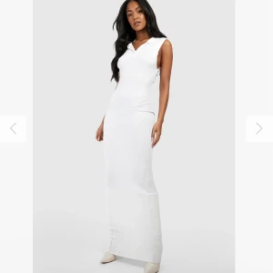 Vit ribbad maxiklänning! - Helt oanvänd (endast testad)! Såå fin men Säljer för att den tyvärr inte passade mig. Är i Tall-modell och var mer än hellång på mig som är 175cm. Så passar någon som är 175 och över, beroende på hur du vill att den ska sitta 🥹 