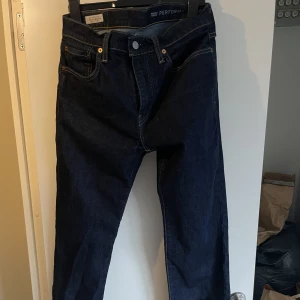 Levis Jeans marinblå W32 L34 Lot502 mörkblå - Levis byxor jeans navyblå  Storlek: 32/34 Skick: 7/10  Säljs då jag tömmer garderoben och vill bli av med gamla kläder.