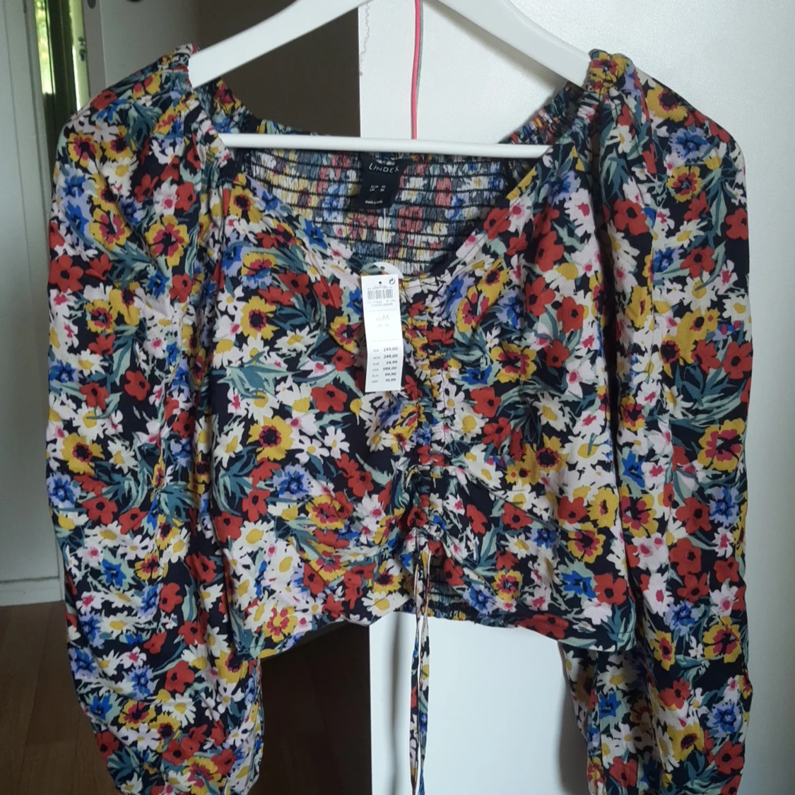 Magtröja med härligt blomster motiv - 90