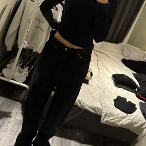 Levi’s - Säljer mina levi’s jeans då dom tyvärr är för stora, kom gärna med prisförslag annars kan pris diskuteras 🥰dom är endast testade därav nyskick